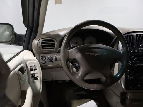 Used 2007 Chrysler Town & Country Touring image 17