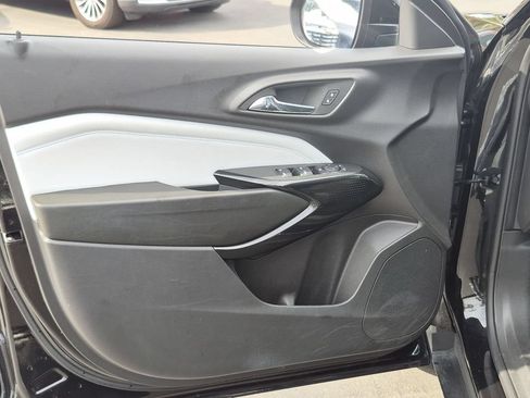 Used 2025 Chevrolet Trax LT w/ LT Convenience Package FWD image 11
