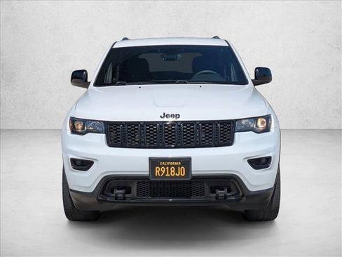 Used 2019 Jeep Grand Cherokee Laredo image 2