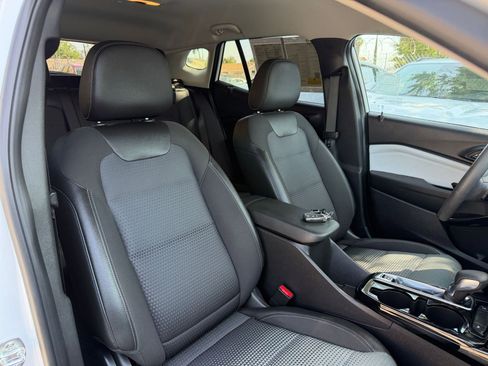 Used 2025 Chevrolet Trax LT FWD image 35
