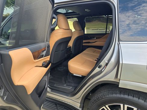 Used 2024 Lexus LX 600 4WD w/ Luxury Package image 8