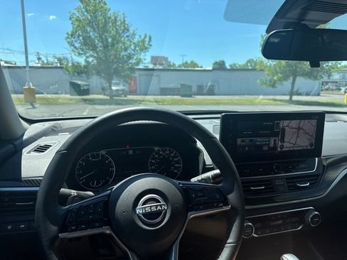 Used 2024 Nissan Altima 2.0 SR FWD image 15