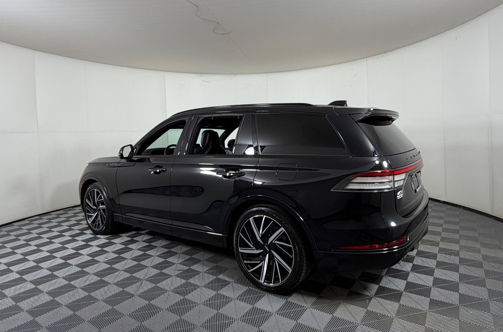 Used 2025 Lincoln Aviator Black Label w/ Jet Appearance Package AWD/4WD image 3