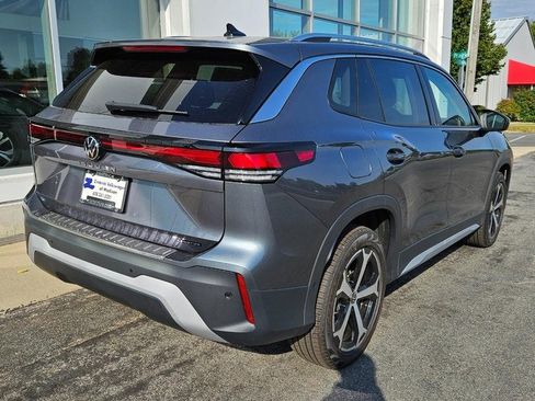 New 2025 Volkswagen Tiguan SE image 3