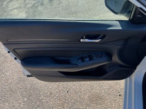 Used 2025 Nissan Altima 2.5 SV image 18