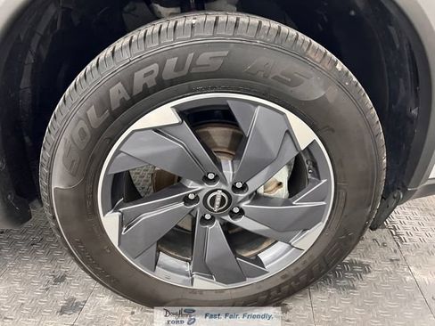 Used 2025 Nissan Rogue SV FWD image 17