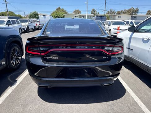 Used 2018 Dodge Charger SXT RWD image 14