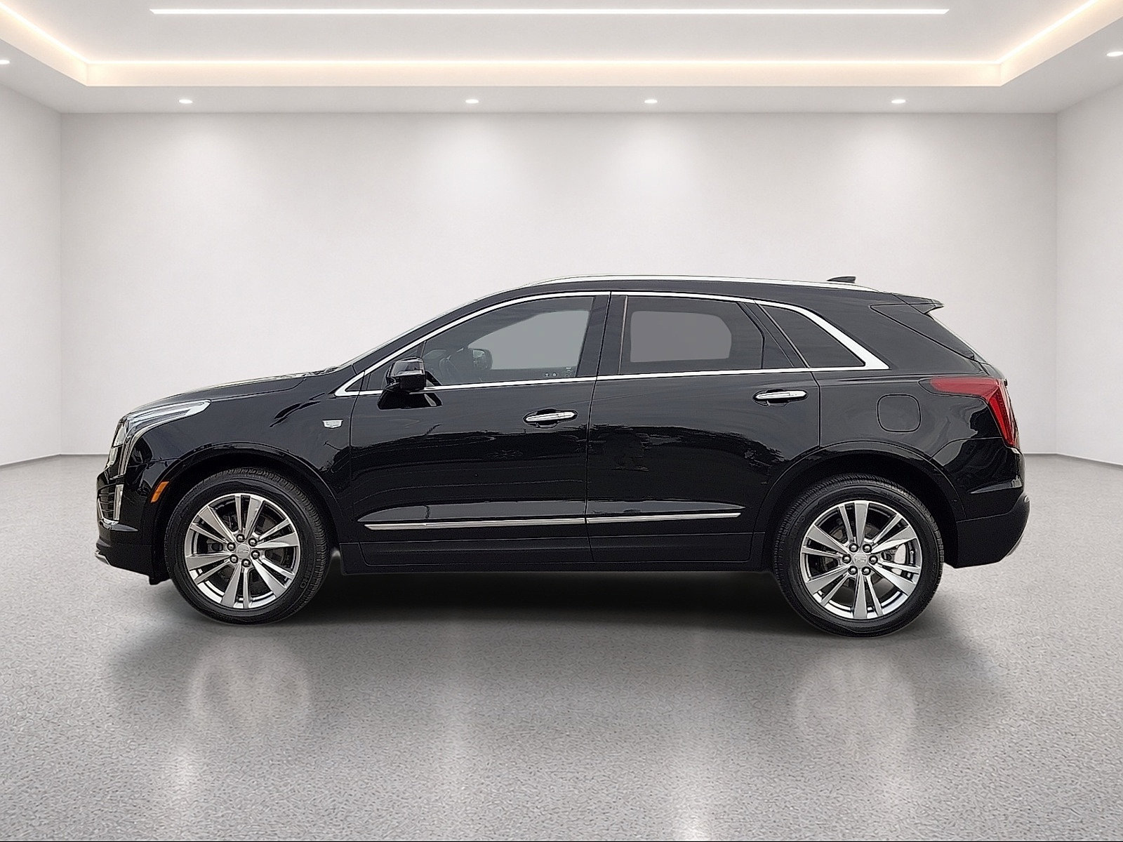 Used 2023 Cadillac XT5 Premium Luxury w/ LPO, Floor Liner Package FWD image 3