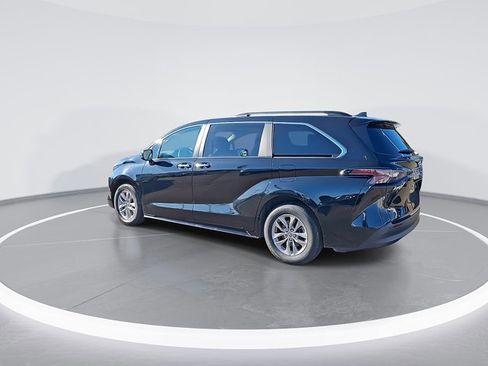 Used 2024 Toyota Sienna XLE image 7