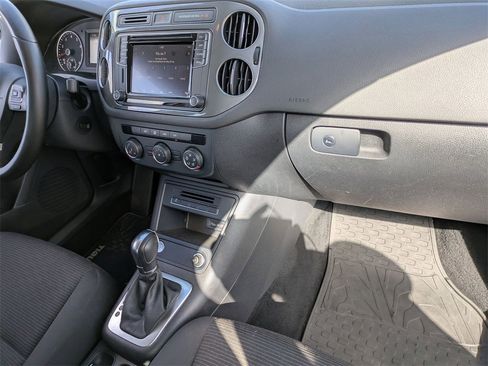 Used 2017 Volkswagen Tiguan S image 37
