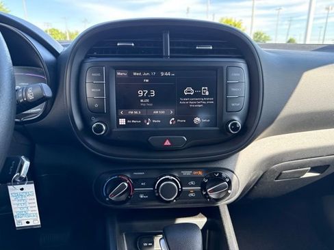Used 2025 Kia Soul LX w/ LX Technology Package FWD image 17