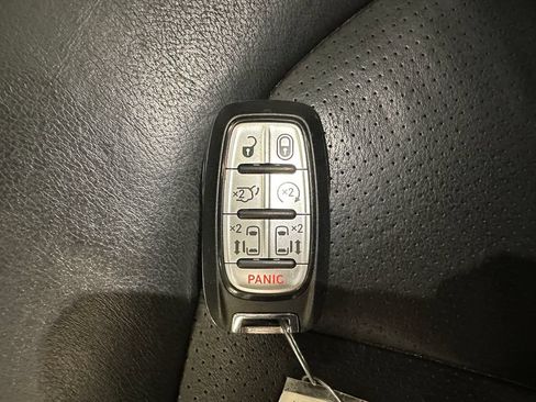 Used 2022 Chrysler Pacifica Touring-L FWD image 17