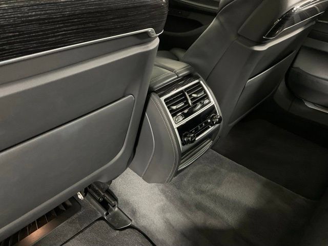 Used 2022 BMW 750i xDrive w/ Executive Package AWD/4WD image 18