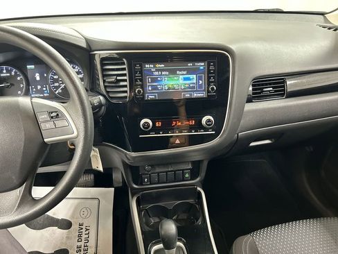 Used 2020 Mitsubishi Outlander ES AWD/4WD image 18