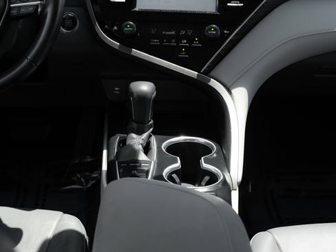 Used 2018 Toyota Camry XLE FWD image 16