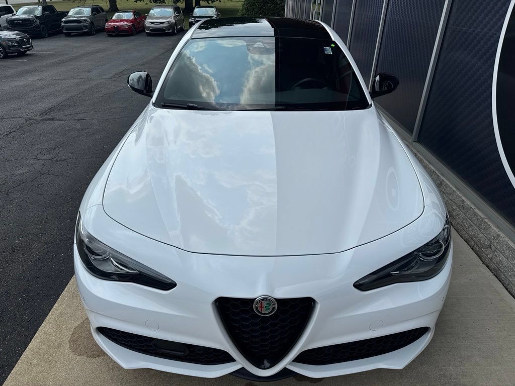 Used 2022 Alfa Romeo Giulia Veloce AWD/4WD image 9
