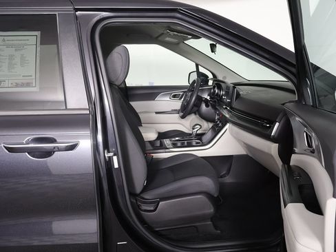 Used 2022 Kia Carnival LX FWD image 26