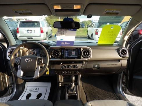 Used 2017 Toyota Tacoma TRD Sport image 16