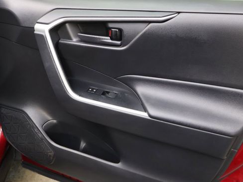 Used 2021 Toyota RAV4 LE image 12