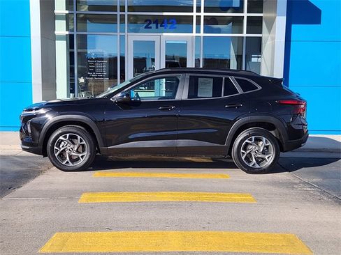 Used 2025 Chevrolet Trax LT image 2