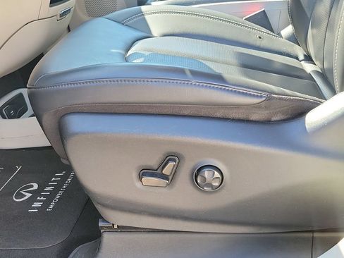 Used 2023 Chrysler Pacifica Touring-L FWD image 22