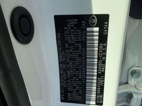 Used 2025 Toyota Camry SE w/ Convenience Package image 12