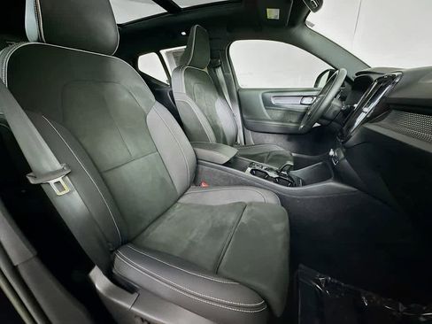 Used 2023 Volvo XC40 B5 Plus image 15