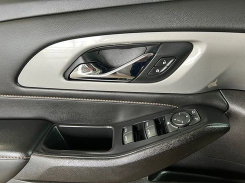 Used 2021 Chevrolet Traverse LT image 18
