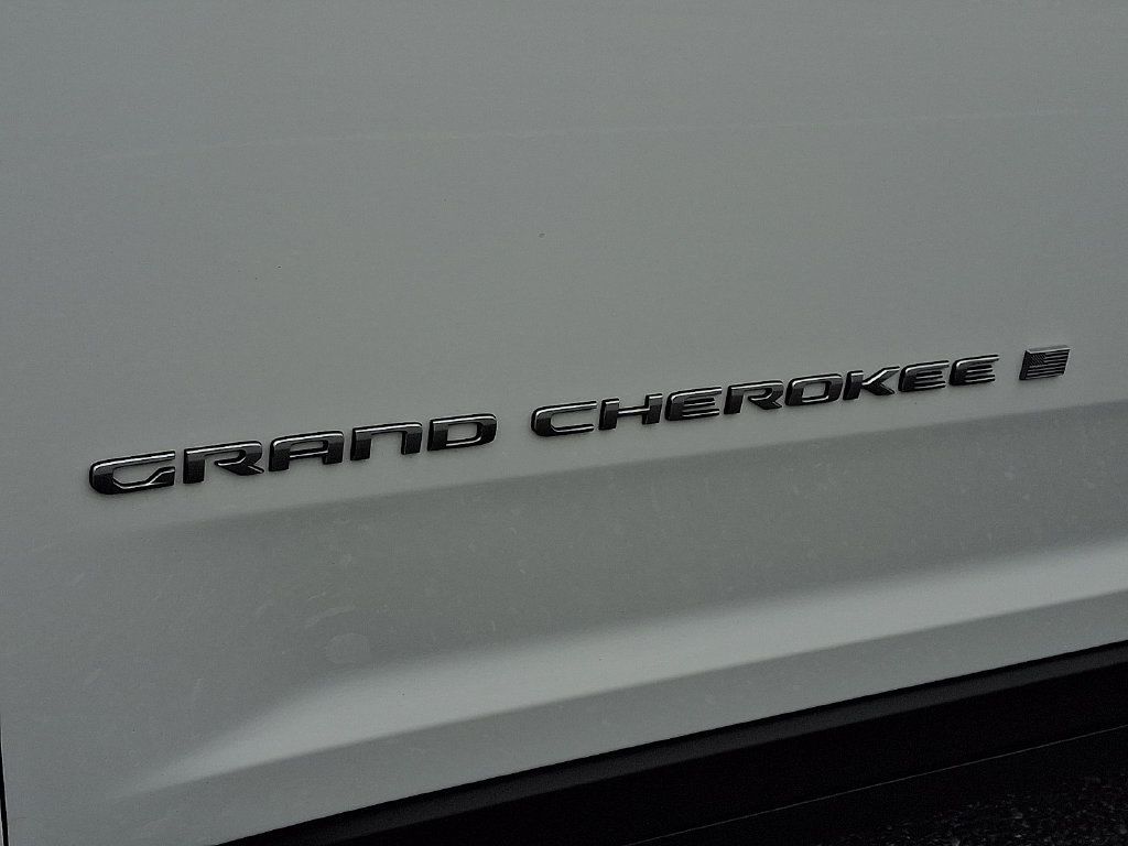 Used 2025 Jeep Grand Cherokee Limited w/ Luxury Tech Group II AWD/4WD image 35