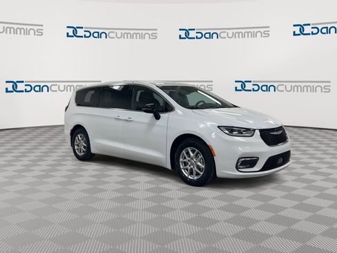 Used 2025 Chrysler Pacifica Select FWD image 2