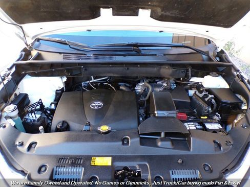 Used 2017 Toyota Highlander Plus w/ Carpet Mat Package image 49