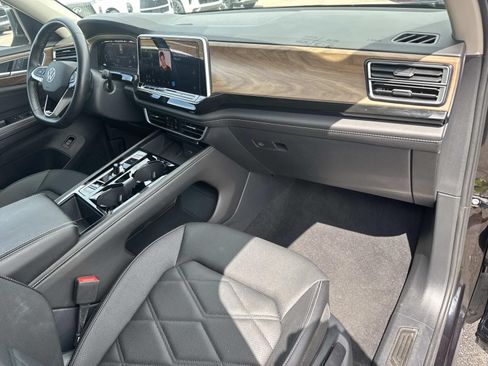 Used 2025 Volkswagen Atlas SE FWD image 11