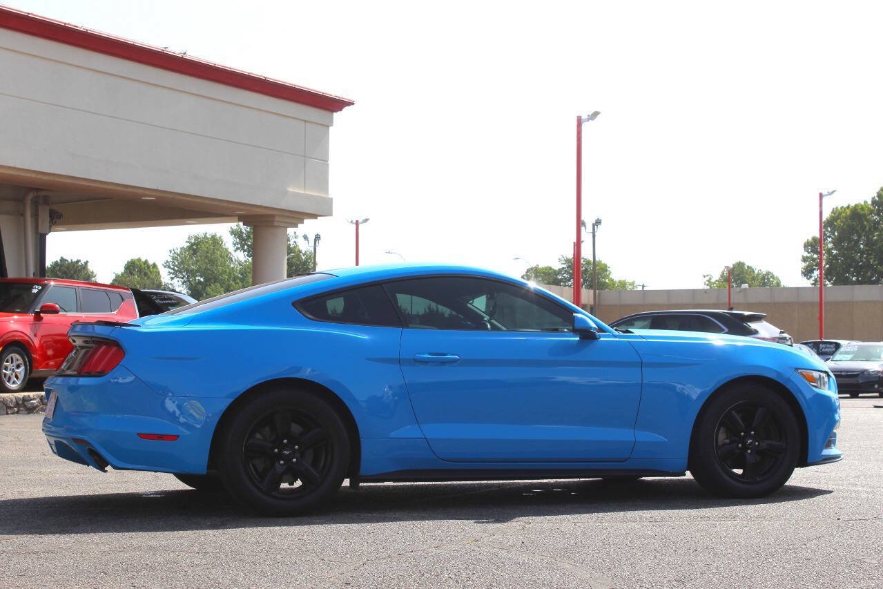 Used 2017 Ford Mustang Coupe RWD image 3