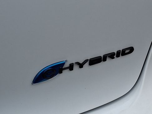 Certified 2024 Chrysler Pacifica Limited FWD image 32