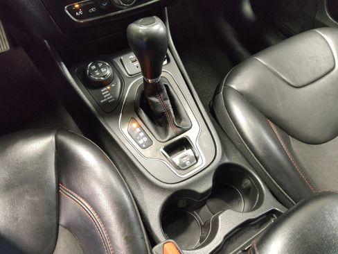 Used 2020 Jeep Cherokee Trailhawk image 26