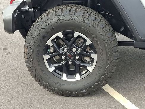 Used 2024 Jeep Wrangler Unlimited Rubicon w/ Technology Group AWD/4WD image 8