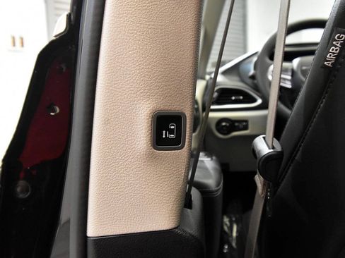 Used 2024 Chrysler Pacifica Limited FWD image 19