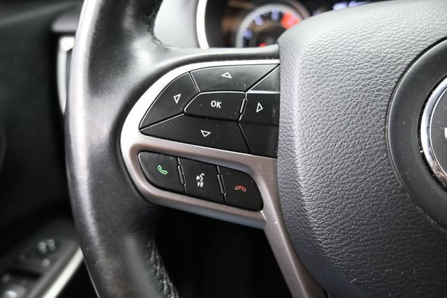 Used 2020 Jeep Cherokee Latitude Plus w/ Cold Weather Group AWD/4WD image 27