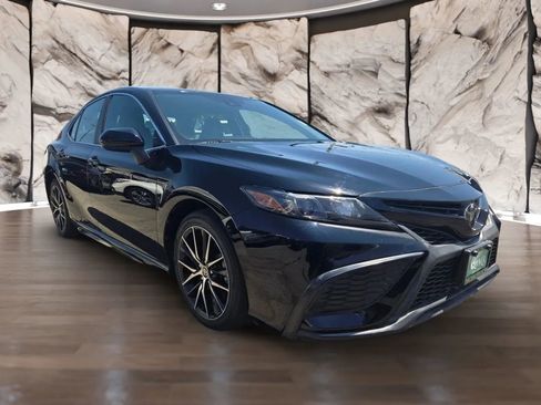 Used 2021 Toyota Camry SE image 3