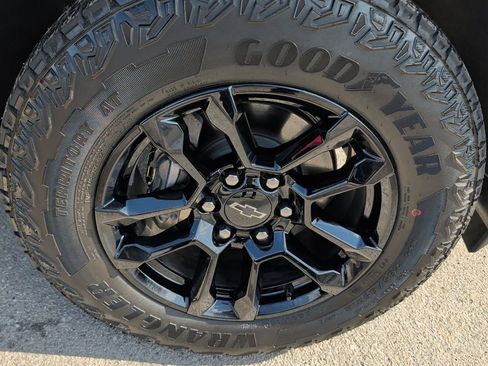 Used 2025 Chevrolet Colorado Z71 w/ Midnight Edition image 9