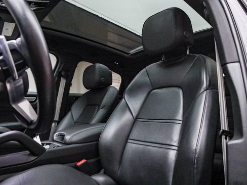 Used 2023 Porsche Cayenne Platinum Edition image 5