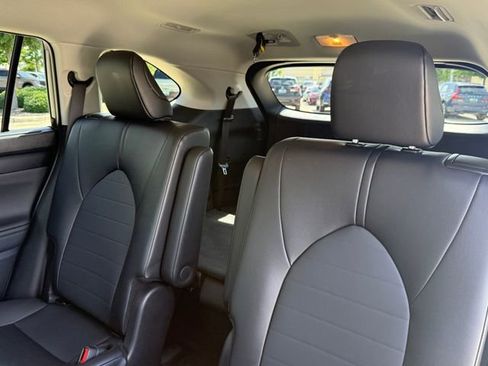 Used 2025 Toyota Highlander XLE FWD image 27