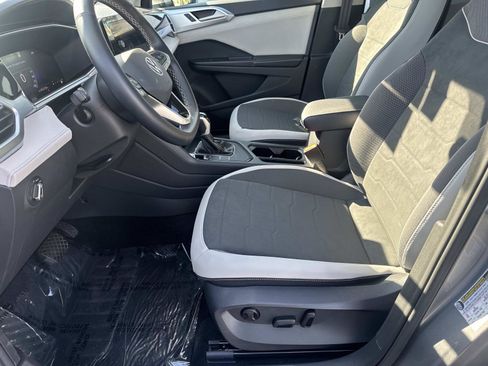 Certified 2025 Volkswagen Taos SE w/ Panoramic Sunroof Package FWD image 20