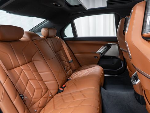 Used 2025 BMW 760i xDrive w/ Executive Package image 30