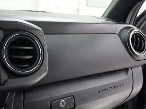 Used 2019 Toyota Tacoma TRD Sport image 27