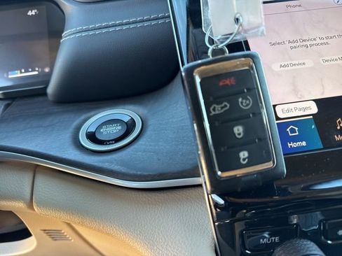 Used 2022 Jeep Grand Cherokee Limited w/ Luxury Tech Group II image 41