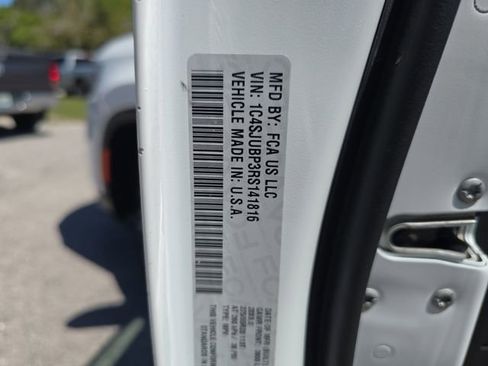 Certified 2024 Jeep Wagoneer Series II w/ Flexible Seating Group image 31