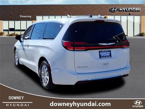 Used 2024 Chrysler Pacifica Touring-L image 6