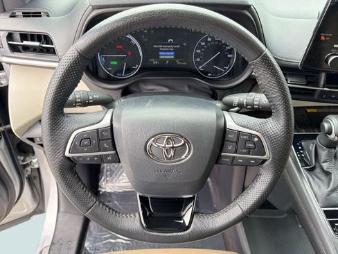 Used 2022 Toyota Sienna Limited image 16