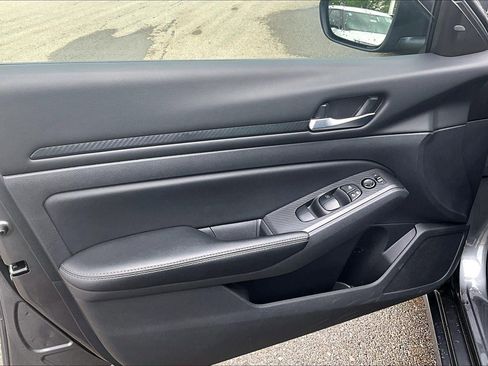 Used 2025 Nissan Altima 2.5 SV FWD image 25